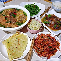 天气好热 做一顿饭热死了，因为不是婆婆的女儿，只能什么都自己来，哪怕见红了，也还是自给自足，有...