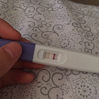 宝宝们 昨天测了显一个杠 后面这个不太明显，帮忙看看什么情况