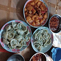 老公和大宝的晚餐，韭菜鸡蛋饺子和鸡腿炒土豆，辣椒也是我今晚做的