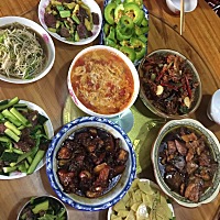 周末带着孩子老公一起回了娘家。妈妈做了很多好吃的菜，忙活了一个中午。 我们姐妹俩个一般一个星期...
