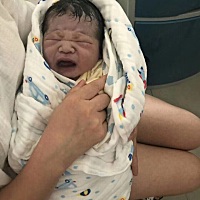 卸货了！6斤4两男宝宝，宝宝是个小懒虫，预产期超过10天，见红四天毫无宫缩反应，做胎监不过关，不...
