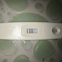 亲们帮我看看啊，前天测白板，今天早上测第一张图是刚测出来的，有点粉，但他中间还有条直的粉线，...