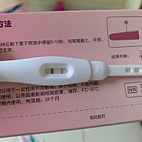 昨晚受气，情绪波动大，去小厕，就发现血迹，应该是褐色，吓得我直哭，今早测出来，辛亏还是两条线，今...