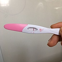 6月27日来的例假，最近小肚子有不舒服，胸部也有点胀痛，今天早上测了下，请问姐妹们这是怀了吗？