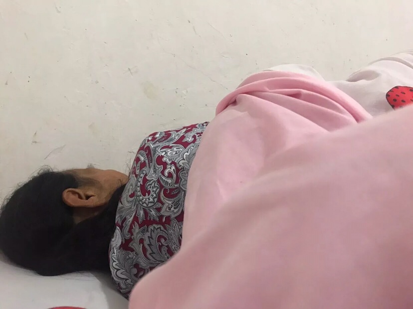 我是二婚，这是我现在老公的妈妈，也就是我的婆婆，我老公对我很好，很宠我，他妈妈见不得她儿子对我好 就在今天早上7月29号，我因为我们昨天去拍婚纱照的时候把腰扭了，回来换床单又扭了一下，所以更是动不了，今早起来我没做饭，我说我腰疼，我老公起床就去工地了，我老公刚走，他妈就说想吃鱼，让我去给她买鱼回来煮，我说你吃什么味的鱼，我腰痛做不了，我给你点外卖，她说她要吃酸菜鱼，我也给她点了一份酸菜鱼，回来她吃完了才说太酸了，叫我做我还不愿意给她做，我瞬间觉得自己好委屈，她四个儿子，我们为老三，前面还有两个哥哥，也没人愿意管，就我们管着，我想着我们还没办婚礼，但也是提在日程上了，也算个儿媳，所以照顾她一直尽心尽力，结果她一直跟我老公说她命苦，想吃点东西我都不愿意给她做，我老公看我一眼，直接说她，你没看到小雨腰痛吗？她撑着腰每天都在给你做饭，我又不是没看见，然后他妈就这样睡在那里也不说话，我做错了吗？在医院的钱都是我们出的，我还出力照顾她，她洗澡了衣服也是我洗，吃完东西也是我来收拾，其实说句不该说的，动手术是动的胃，又不是手脚，又不是不能走不能动，我也是人啊，觉得自己好委屈，以后再也不会这样傻了