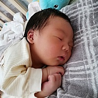 我的心头肉，睡姿好销魂啊！月子里我要好好养，以后才能更好地照顾她。