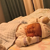 这个时候的你还是很乖，让我很喜欢哦😘 希望你吃了睡、醒了吃，少哭闹，我的奶水刚好够满足你