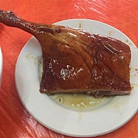 广东特色，烧鹅腿濑粉，新鲜出炉的，皮脆里嫩！竟然把一个腿全部吃完了！惊掉了老公一个下巴，说好...