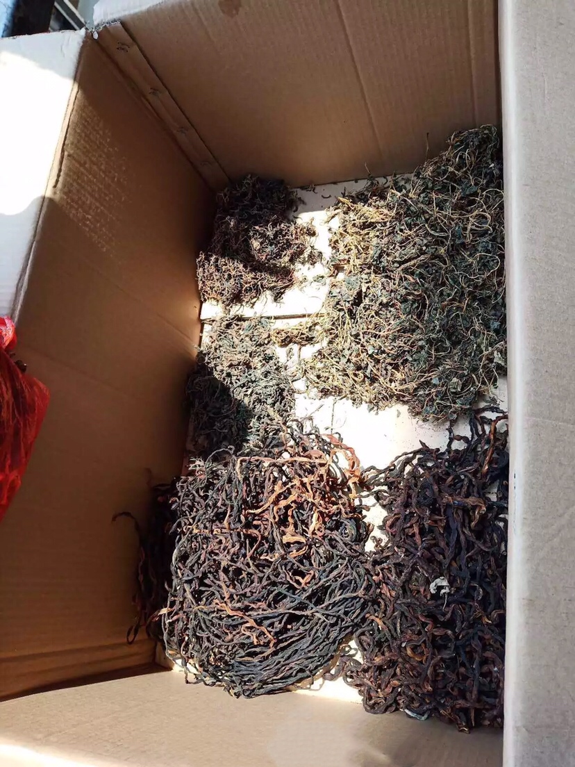 你们那月子吃什么，坐标：江西景德镇，我们那做月子是不能吃蔬菜的大多数的配菜就是猪肉蒸各种干菜

今天太阳大拿出来晒晒，这些都是大姑跟奶奶准备的婆婆给准备的还没有拿过来  我感觉一个月都吃不完