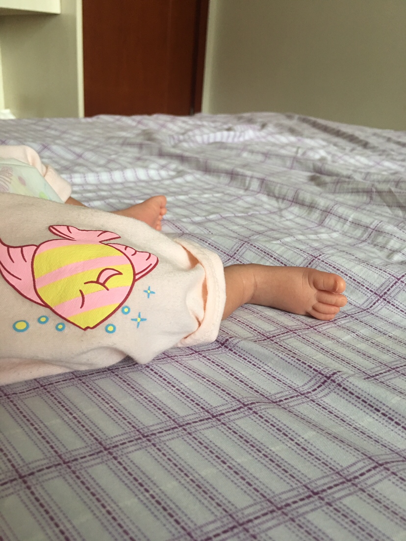 都说你有一双长脚………马上一个月了！小脚丫可不可以长慢一点！再慢一点