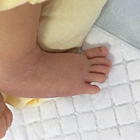 出生第一天 回家两个星期 都说你有一双长脚………马上一个月了！小脚丫可不可以长慢一点！再慢一点