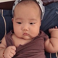 宝宝三个半月了、看看像爸爸还是像妈妈、爷爷奶奶说像我、人家都说像她爹啊