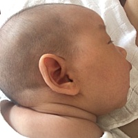 其实娃挺乖的，哭闹也正常呀！他身体没发育完全却做着完全人的事情当然有不舒服！ 这是月嫂告诉我的...