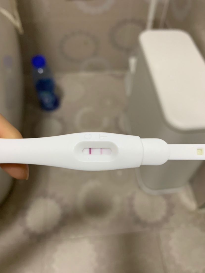 这是有了吗？月经比上个月刚推迟两天，一深一浅的