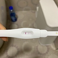 这是有了吗？月经比上个月刚推迟两天，一深一浅的