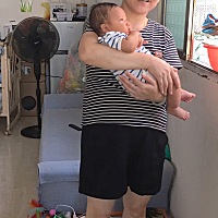 想问下大家  我家宝宝明天才满2个月 婆婆很喜欢这样抱他  也喜欢让他坐在大腿上  孩子还小可以这样...