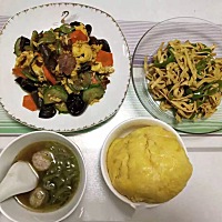 早上一般吃一个煮鸡蛋加一盒脱脂牛奶，后来医生说有点少，就又加了一片全麦面包，一般下午加餐都是...