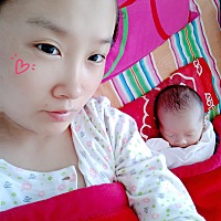 我们家宝宝今天满月了！宝宝妈妈爱你！希望宝健健康康，快快乐乐的长大！
