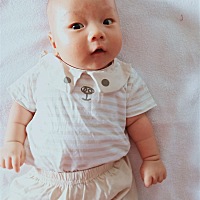 62天的宝宝，12斤了 每天清晨醒来都会对着我笑，还会说着我们都听不懂的语言😃并且爱啃自己的小爪爪小...