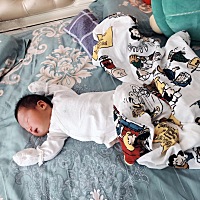 各位宝妈，大夏天出生的宝宝，你们都给他穿什么衣服呀？用不用包被？ 我们开着空调，空调温度25，给他这...