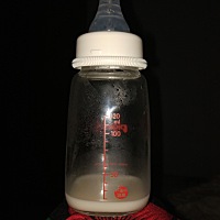 哪位宝妈可以免费支个招可以增加母乳量？ 15分钟才出这么点儿。。。 我家宝宝一出生乳头混肴，只认奶瓶...