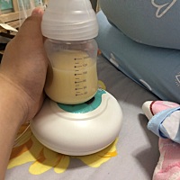 宝宝不在家，每次吸的母乳都倒了，好可惜，24号生完宝宝后就亲了一下，之后就没见过了，1号宝宝终于可以...