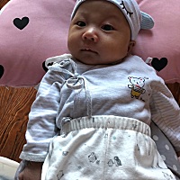 我的宝宝刚出生和100天的照片！哈哈，当初那个丑哭了的小男孩儿，越长越可爱！妈妈一直都疼爱你😘