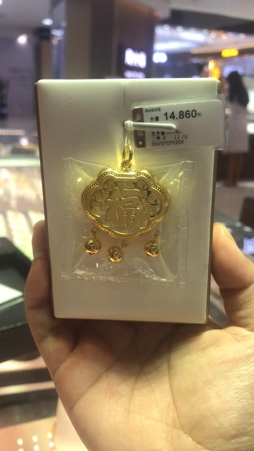 感觉自己好幸福的呢，大姑姐对我们特别好，隔一段时间就会买衣服寄回来，还给我转钱买水果吃，礼物也是一直有给我带