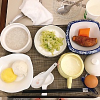 昨天护理长说我家汉堡重了四两了，长得很快，因为这刚出生一周都在退黄疸，他还长了，老母亲很欣慰...