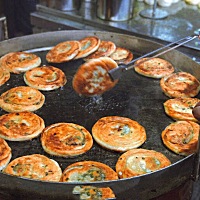 不知道为什么 我整个孕期都在馋各种饼 只要是又香又脆又酥的 一口气吃俩 图片里这种饼一直没吃上 也...