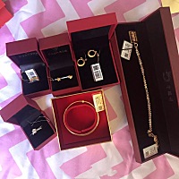 打算定婚，婆婆带我去买的三金，我每次看中小巧精致的，婆婆都说买大一点的，买粗一点，这个不行，...