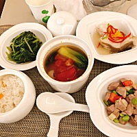 以前从来不爱吃猪蹄和腰花的我，现在都爱上了，生完孩子好像特别容易饿😂，变成一个不挑食的宝宝...