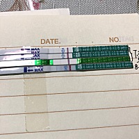 月经推迟了一周，昨天和今天测的结果，帮我看一下，谢谢