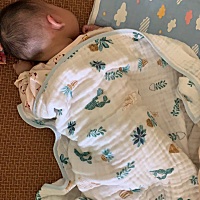 小猪自从字会翻身之后，睡觉也不安份了，由于他晚上自己睡一小床的，昨天晚上11点半吃完奶之后一觉睡到6...