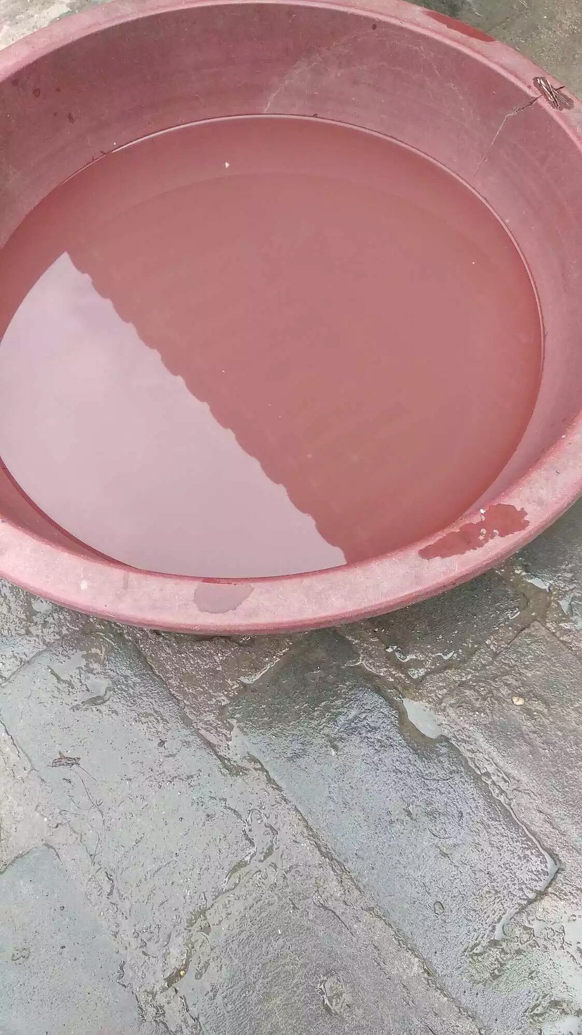 不怎么干净的盆和水，，，如果是把那个盆洗干净，放干净水我也不说什么，但是那水上还飘着一层油啊，而且是放盆里好久的水了，就算是晒热了也没拿个什么东西盖着，刮风刮的全是尘土，，，孩子穿好衣服没五分钟就弄出去了，，，跟我老公说吧人家皱着眉头，那是人家亲妈有血缘关系的，只能自个儿憋着了，，，今天下午就让她带一下午，过了今天孩子要是感冒发烧什么的让她自己掂量去吧，一会回来看他把走的时候拿的那点水喝完没有，哎…