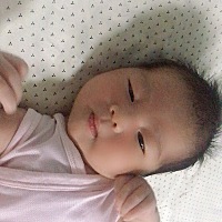 宝宝26天了，白天吃了大概三小时醒一次，一到拉屎就哭，还有很多屁跟着出来，早上起床后总是哭闹要吃，...