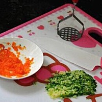 八个月宝宝辅食——蔬菜蛋黄布丁 蔬菜在人们日常饮食中必不可少，可提供人体所必需的多种维生素和矿物质...