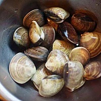 孕期特别爱吃蛤蜊蒸蛋，蛤蜊买回来要先让他们吐吐沙子哦～ 蛤蜊被称为“天下第一鲜”，味道鲜美的同时还...