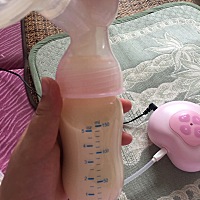 奶水多的天天往出吸，宝宝吃完还得吸出150毫升，就这样他爸还各种汤伺候呢！