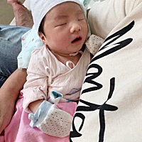 7月26日下午16:59小谷粒出生，下半夜三点破羊水，早晨八点医生交班开1指进待产室，十点半开两指，医...
