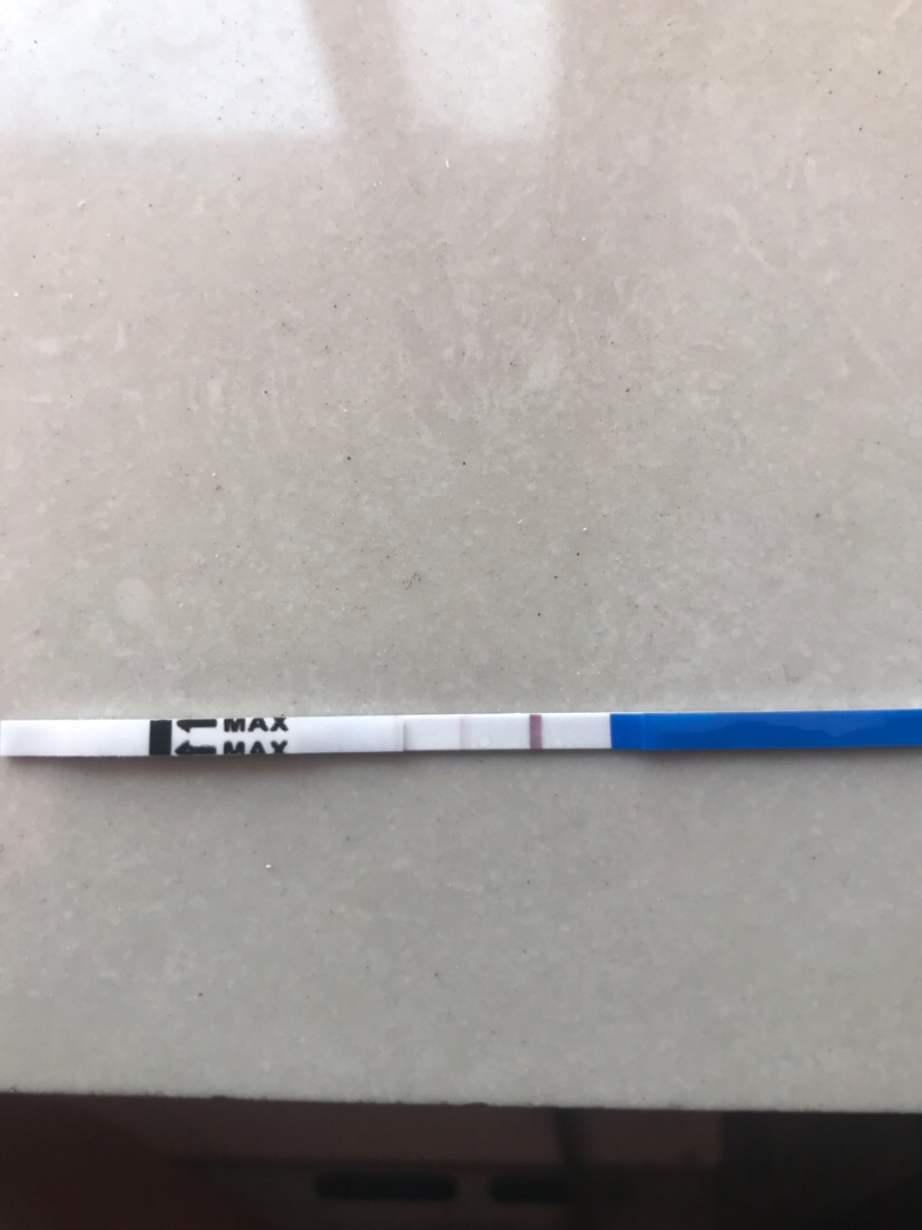 从没了月经的第三天就开始测试排卵，没了月经的第7天就显示这样，每天测每天都这样，有的时候颜色还浅，现在离来月经还有11天，按照那个表我已经过了排卵日了，为什么每天都是弱阳！求大神zhid