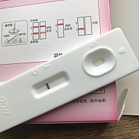 还有两天才到姨妈日  今天忍不住测了一下  为什么能感觉有两根线  另一根若隐若现  是水印还是自带双杠...