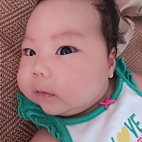 有着卷头毛且头顶正中心两个头旋的小美女， 今天67天了！每天都超级乖，超惹人欢喜的小天使！每天不需要...