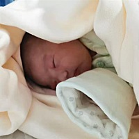 终于跟我家宝宝见面了，提前了十天，凌晨四点多破了羊水，赶紧去洗了澡洗了头发，准备好东西，六点...