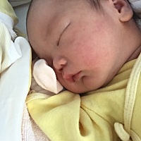 预产期提前9天发动了，因为头胎刨腹产，所以发动后去医院医生还让刨腹产，6.8斤，很健康，大宝女儿...