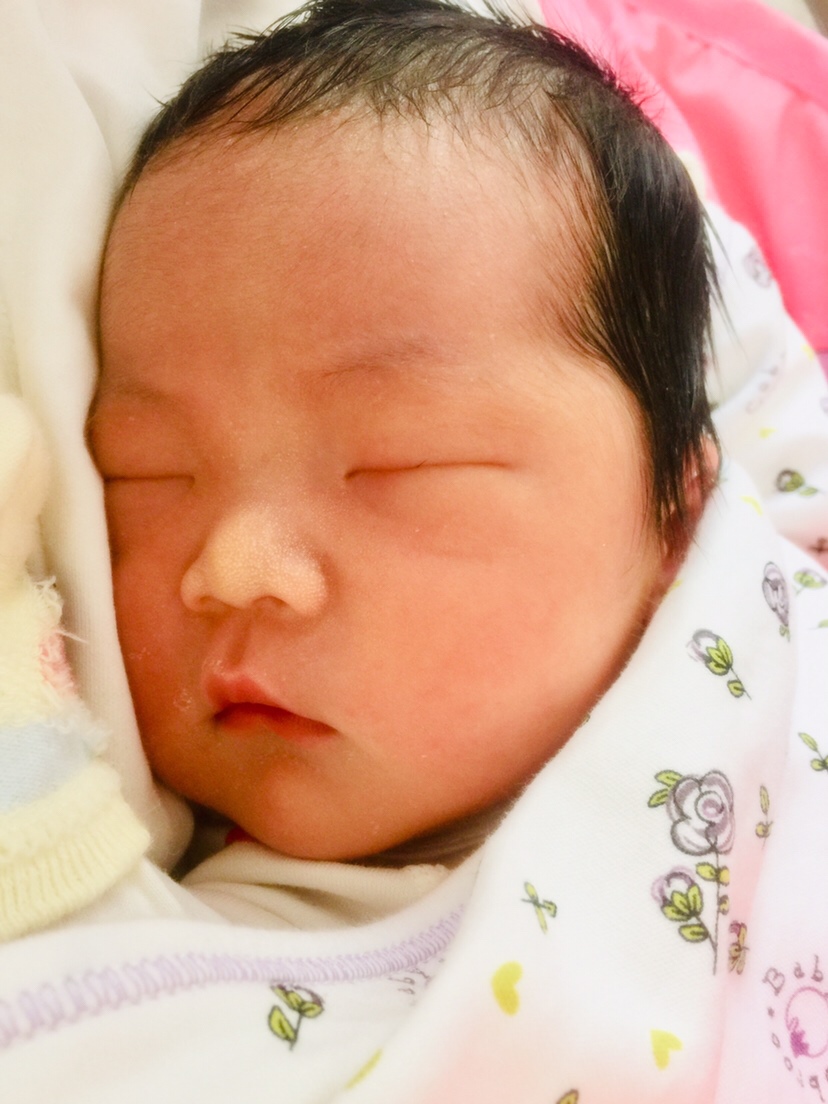 这是妹妹出生第二天，一摸一样哈