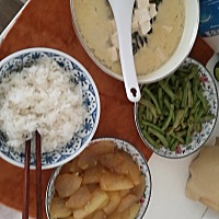 11点半就做好饭的我到12点半都还没吃上饭😭😭，小家伙睡醒了完全不给半分钟的私人空间给妈妈么，一...