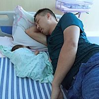 宝宝出生第五天，说好了等小酒窝睡着后推出去透透气，一整天呆在空调房里对宝宝黄疸没帮助，宝宝黄...