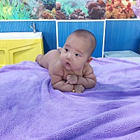 宝宝三个半月了。看看像爸爸像妈妈