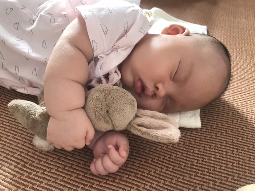 我们的米琪林，这个照片 是45天的，可爱的小天使，爸妈爱你！